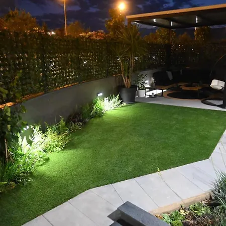 Garden Paradise With Private Parking Апартаменты *